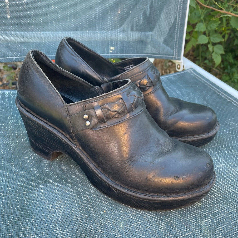 Born clogs slip on shoes leather size 8 comfort shoes gray shimmery color